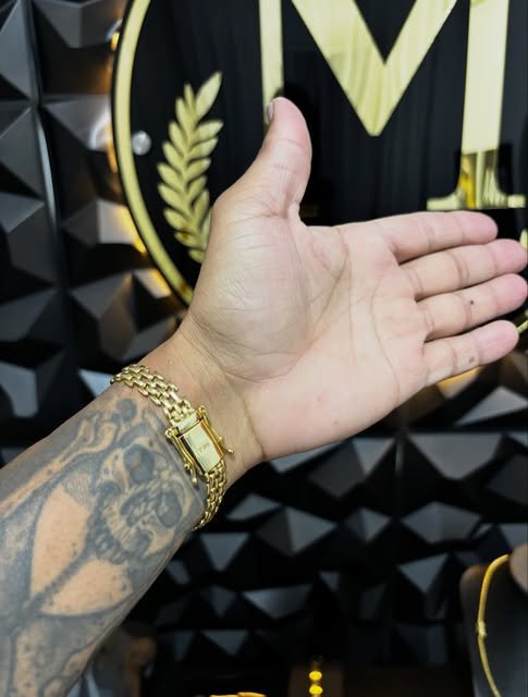 Pulseira dourada usada no pulso